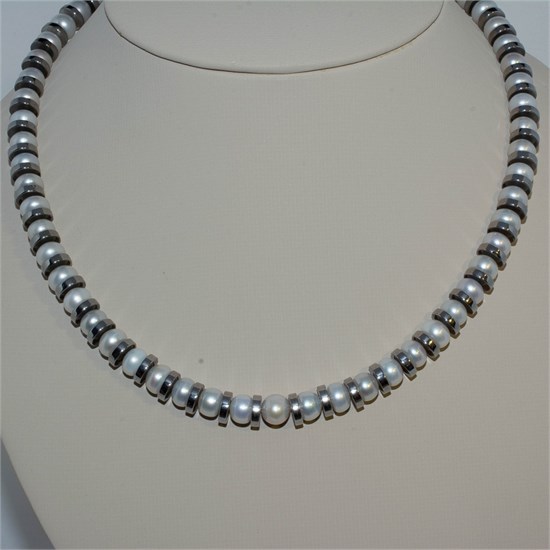 Украшение на шею из жемчуга с гематитом 1985