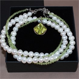 Двойное ожерелье из жемчуга и хризолита с подвеской 2201255