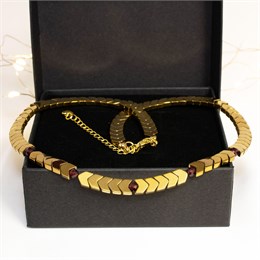 Колье из гематита с гранатом 01003-С63